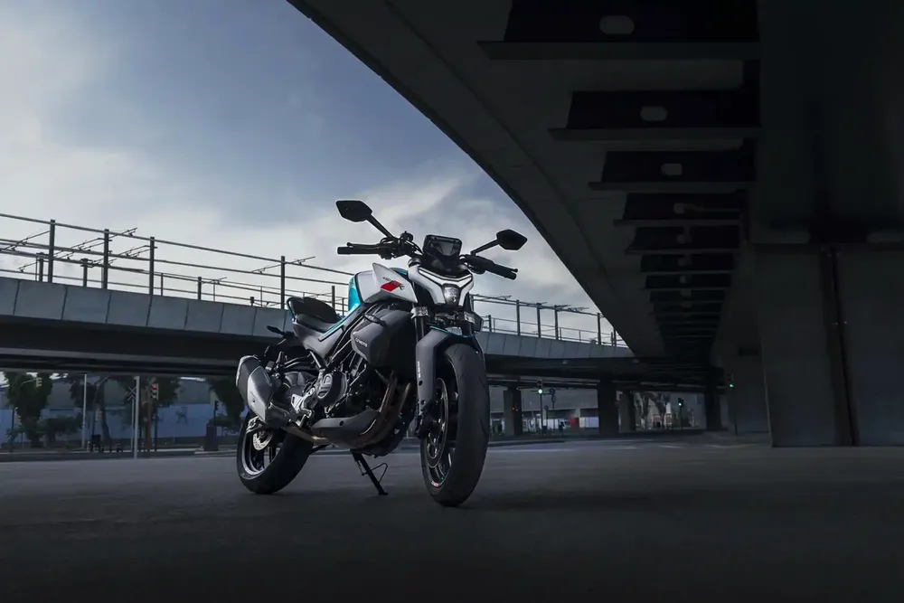 Le roadster CFMoto 450NK en ville