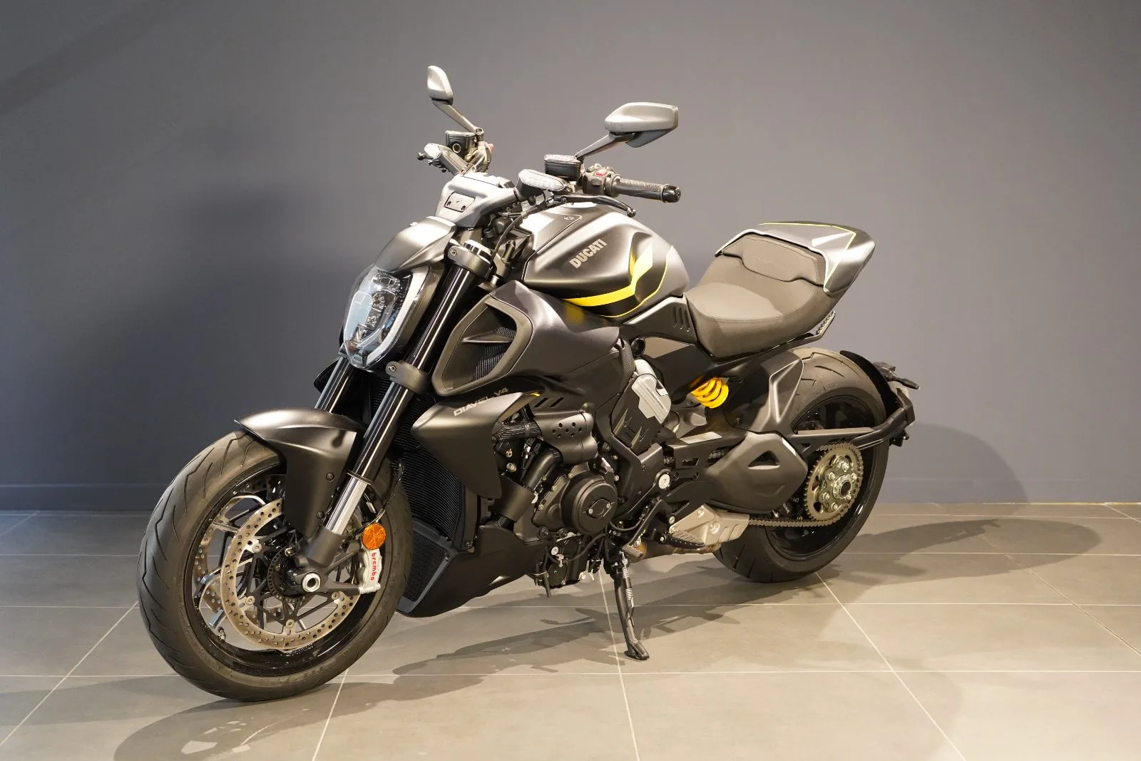 BSA Diavel V4 Dark Stealth Yellow d'occasion